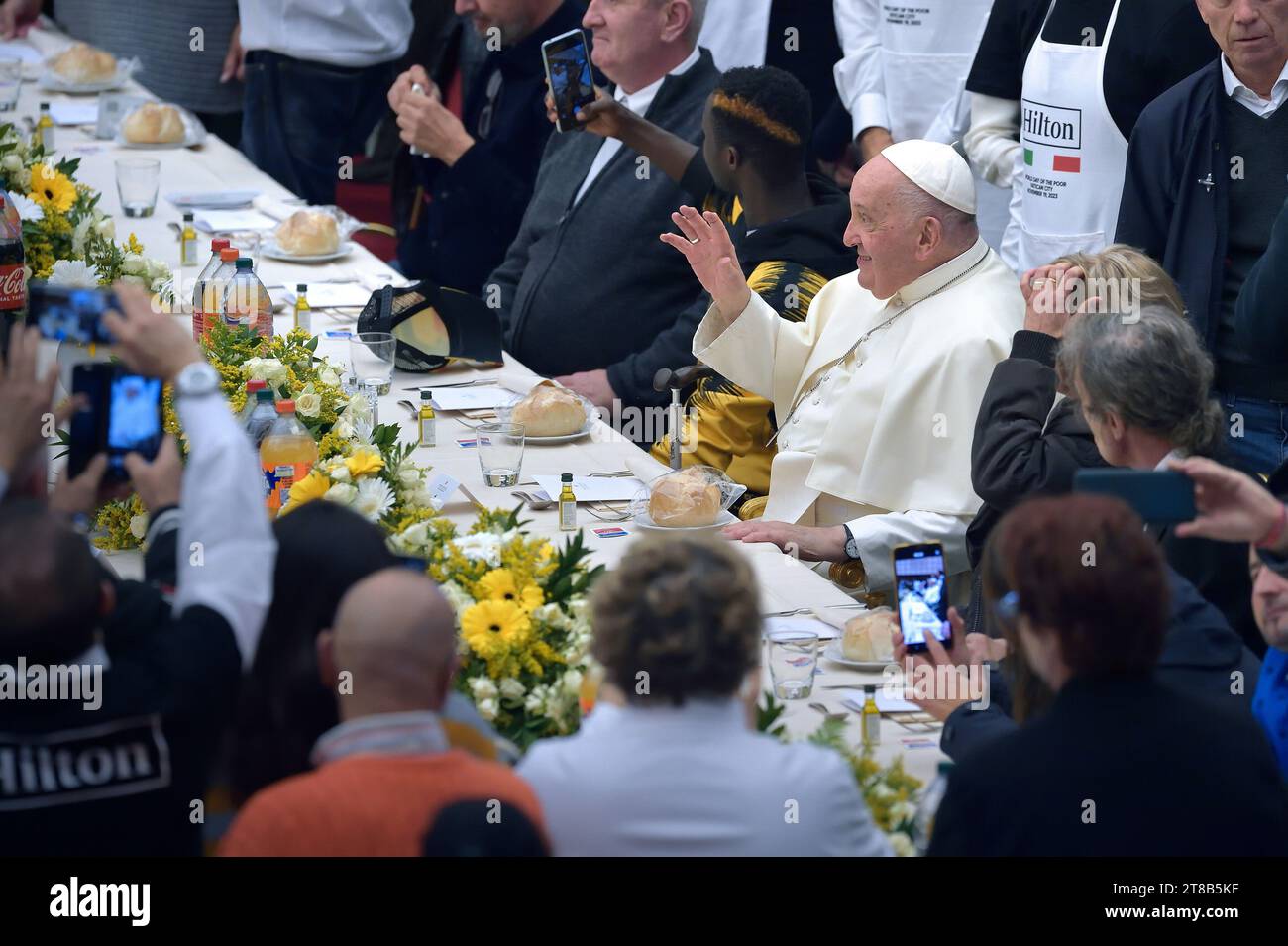 Vatikanstadt, Vatikanstadt. November 2023. Papst Franziskus während eines Mittagessens mit armen, obdachlosen Menschen und Migranten in der Aula Paolo VI. Im Vatikan am 19. November 2023. Quelle: dpa/Alamy Live News Stockfoto