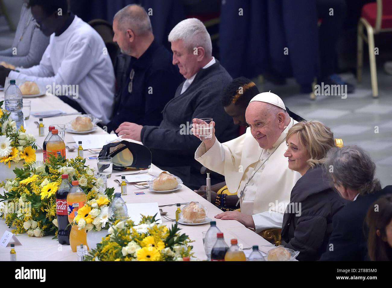 Vatikanstadt, Vatikanstadt. November 2023. Papst Franziskus während eines Mittagessens mit armen, obdachlosen Menschen und Migranten in der Aula Paolo VI. Im Vatikan am 19. November 2023. Quelle: dpa/Alamy Live News Stockfoto