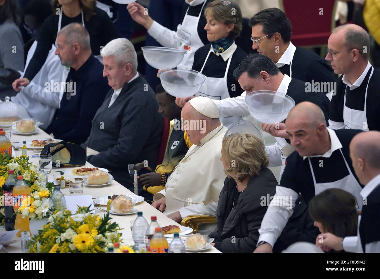 Vatikanstadt, Vatikanstadt. November 2023. Papst Franziskus während eines Mittagessens mit armen, obdachlosen Menschen und Migranten in der Aula Paolo VI. Im Vatikan am 19. November 2023. Quelle: dpa/Alamy Live News Stockfoto