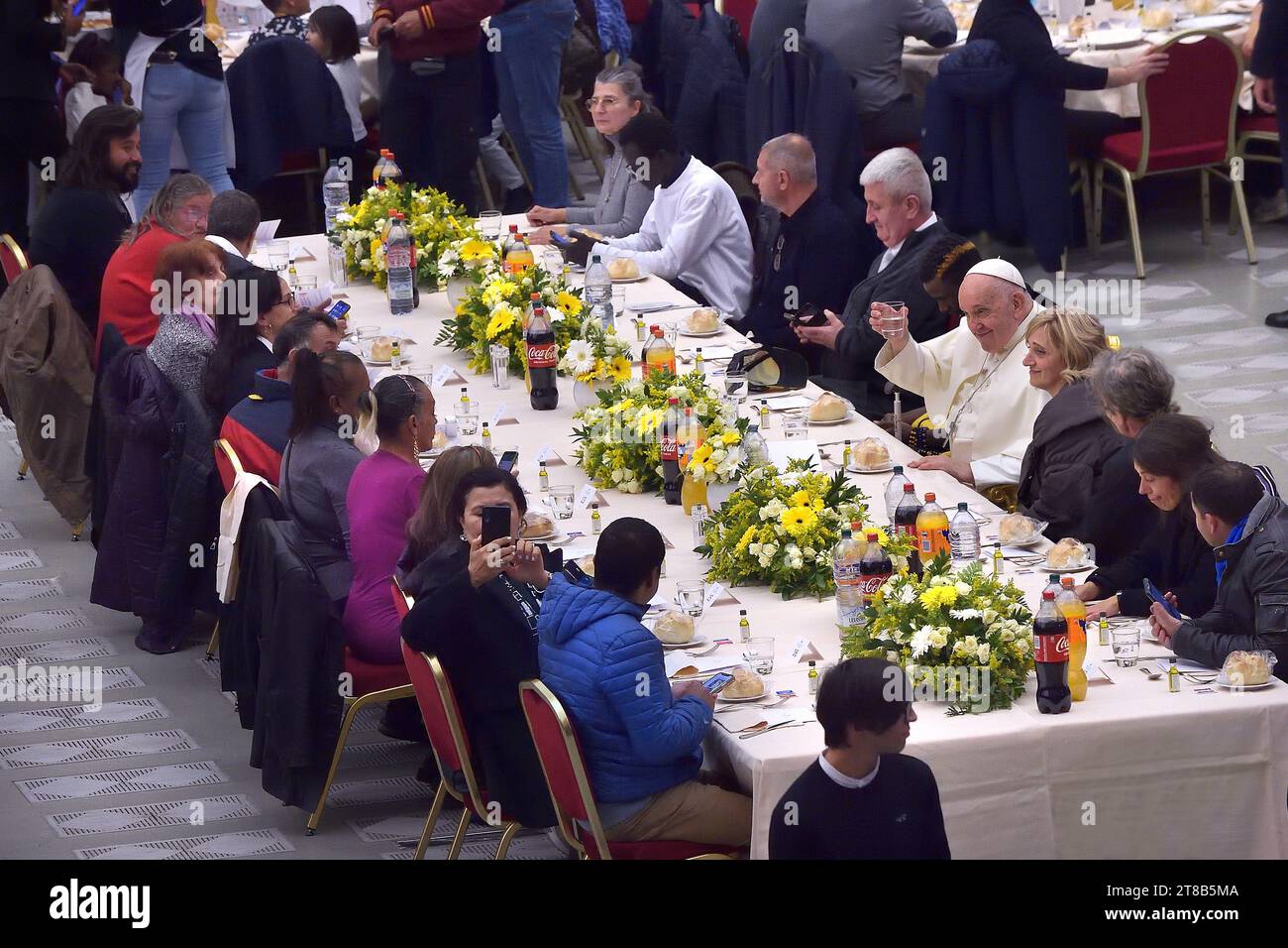 Vatikanstadt, Vatikanstadt. November 2023. Papst Franziskus während eines Mittagessens mit armen, obdachlosen Menschen und Migranten in der Aula Paolo VI. Im Vatikan am 19. November 2023. Quelle: dpa/Alamy Live News Stockfoto