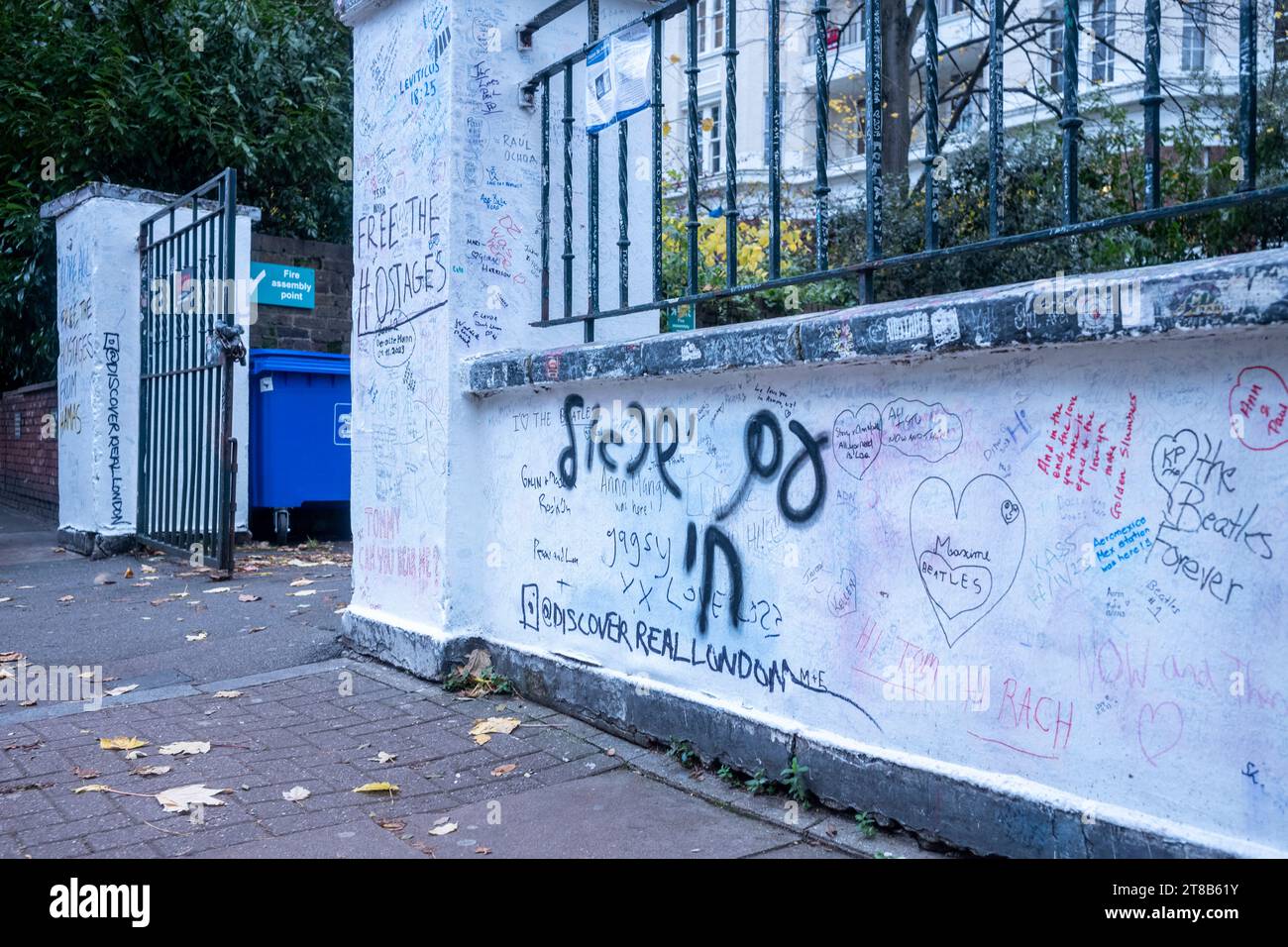 London, Abbey Road StudiosUK 19. November. An den Grenzwänden der berühmten Abbey Road Studios schreiben Pro-Israel-Anhänger auf Hebräisch „am Yisrael Chi“, „das Volk Israels lebt“, eine jüdische Solidaritätshymne. Quelle: Rena Pearl/Alamy Live News Stockfoto