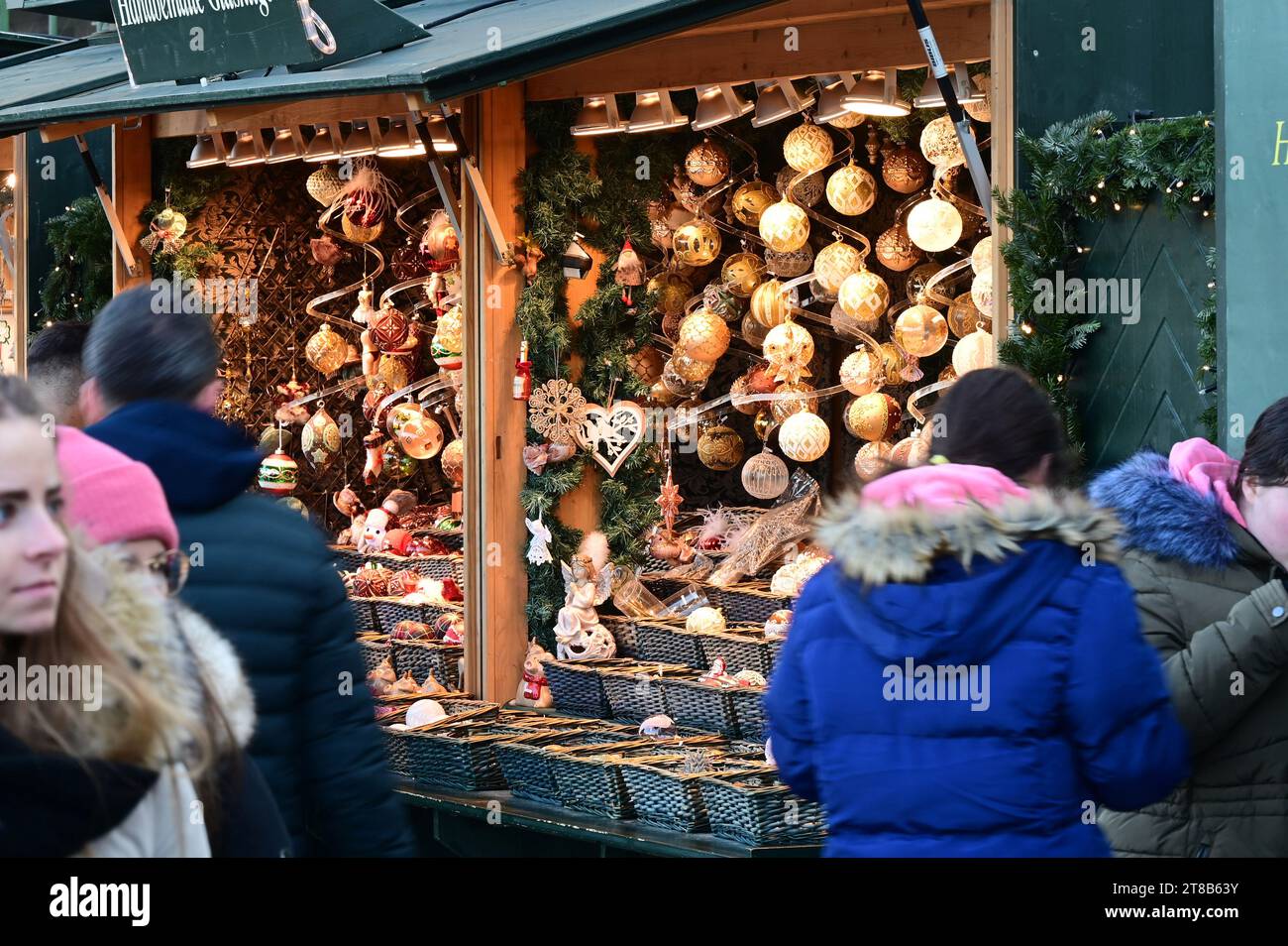 Der Weihnachts- und Neujahrsmarkt im Schloss Schönbrunn zieht jedes Jahr Zehntausende Besucher an. Stockfoto