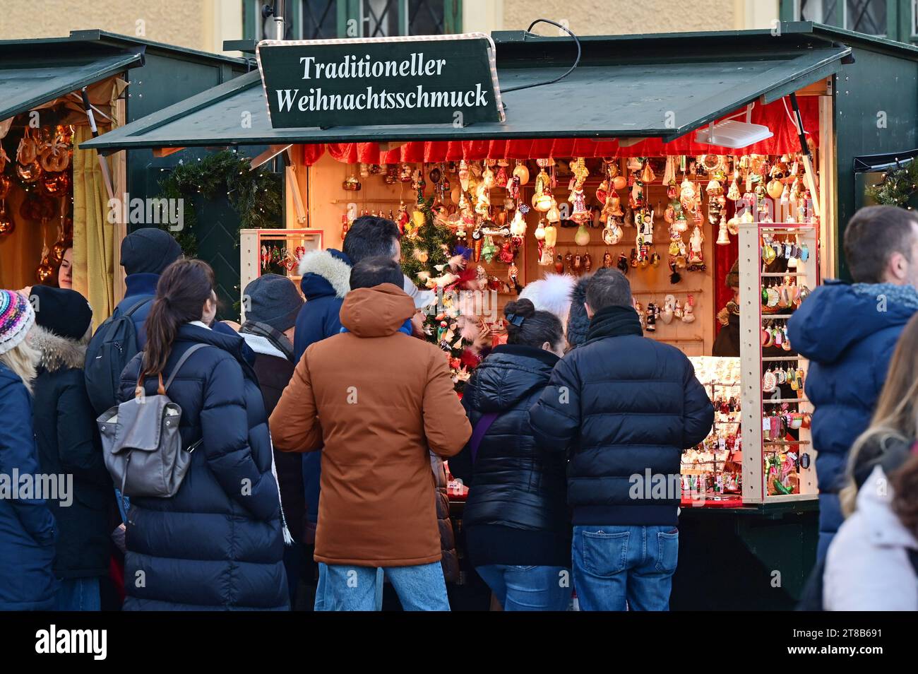 Der Weihnachts- und Neujahrsmarkt im Schloss Schönbrunn zieht jedes Jahr Zehntausende Besucher an. Stockfoto