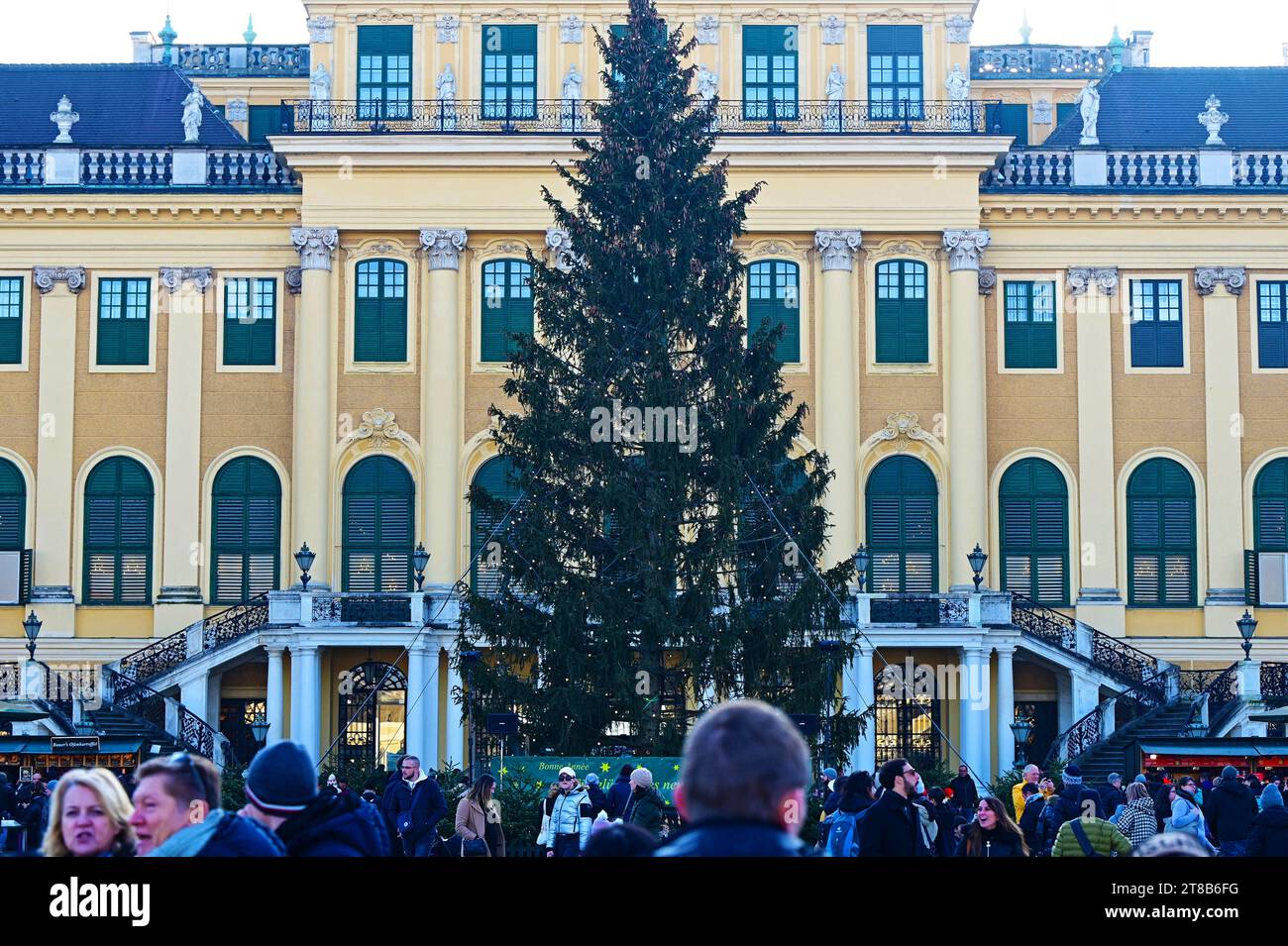 Der Weihnachts- und Neujahrsmarkt im Schloss Schönbrunn zieht jedes Jahr Zehntausende Besucher an. Stockfoto