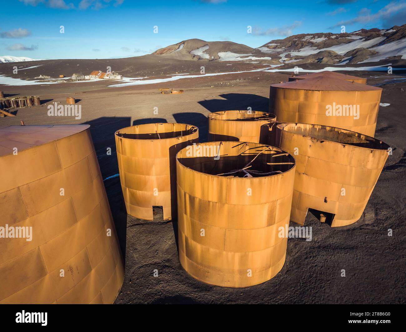Überreste der norwegischen Walfangstation in Whalers Bay auf Deception Island, in den südlichen Shetland-Inseln der Antarktis Stockfoto