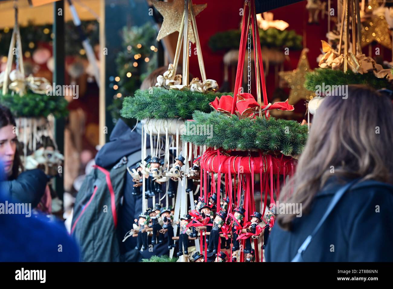 Der Weihnachts- und Neujahrsmarkt im Schloss Schönbrunn zieht jedes Jahr Zehntausende Besucher an. Stockfoto