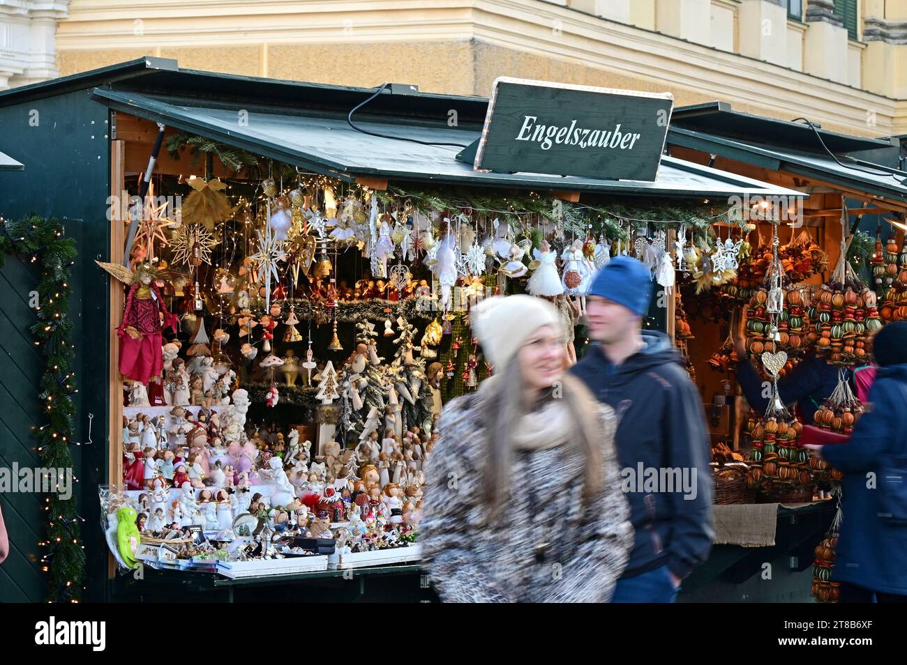 Der Weihnachts- und Neujahrsmarkt im Schloss Schönbrunn zieht jedes Jahr Zehntausende Besucher an. Stockfoto