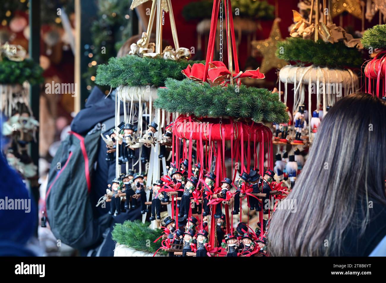 Der Weihnachts- und Neujahrsmarkt im Schloss Schönbrunn zieht jedes Jahr Zehntausende Besucher an. Stockfoto
