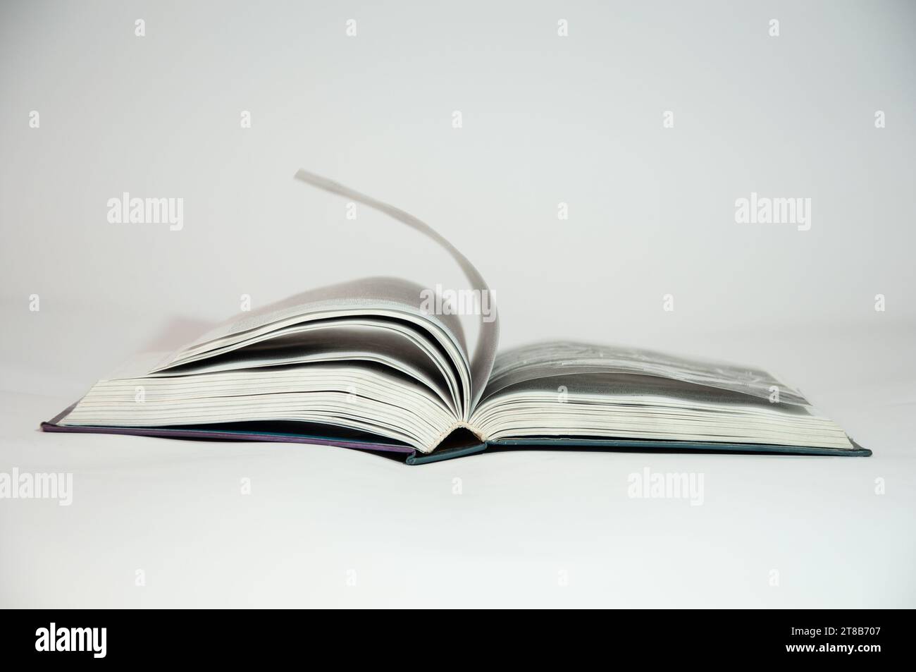 Öffnen Sie Adressbuch auf weißem Hintergrund Stockfoto