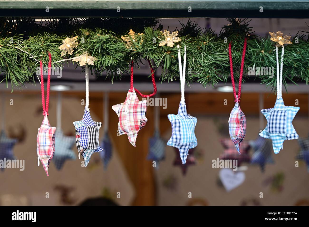 Der Weihnachts- und Neujahrsmarkt im Schloss Schönbrunn zieht jedes Jahr Zehntausende Besucher an. Stockfoto