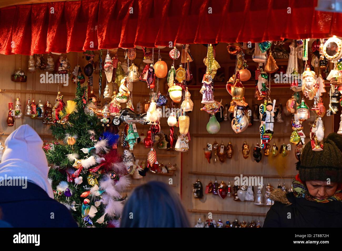 Der Weihnachts- und Neujahrsmarkt im Schloss Schönbrunn zieht jedes Jahr Zehntausende Besucher an. Stockfoto