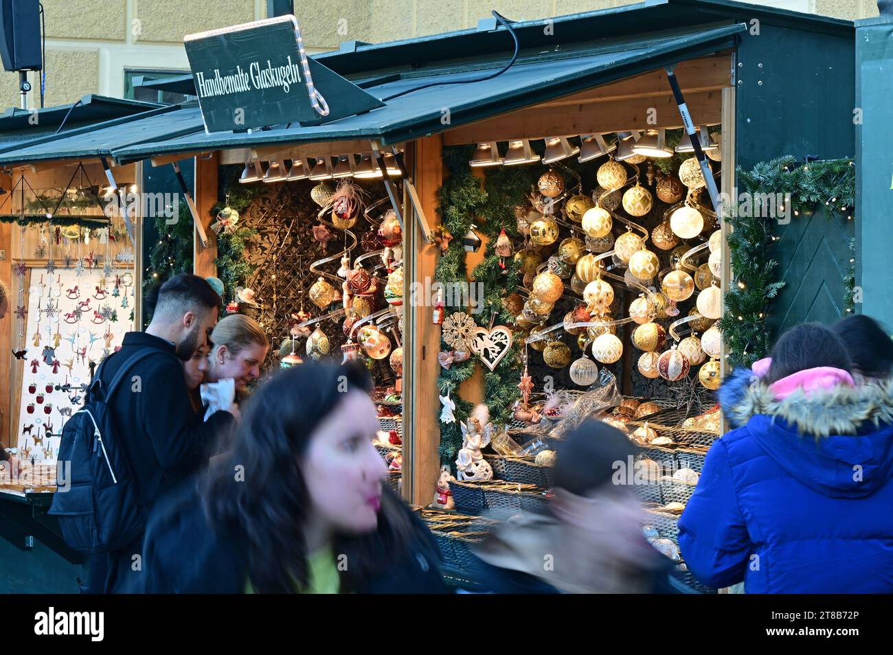 Der Weihnachts- und Neujahrsmarkt im Schloss Schönbrunn zieht jedes Jahr Zehntausende Besucher an. Stockfoto