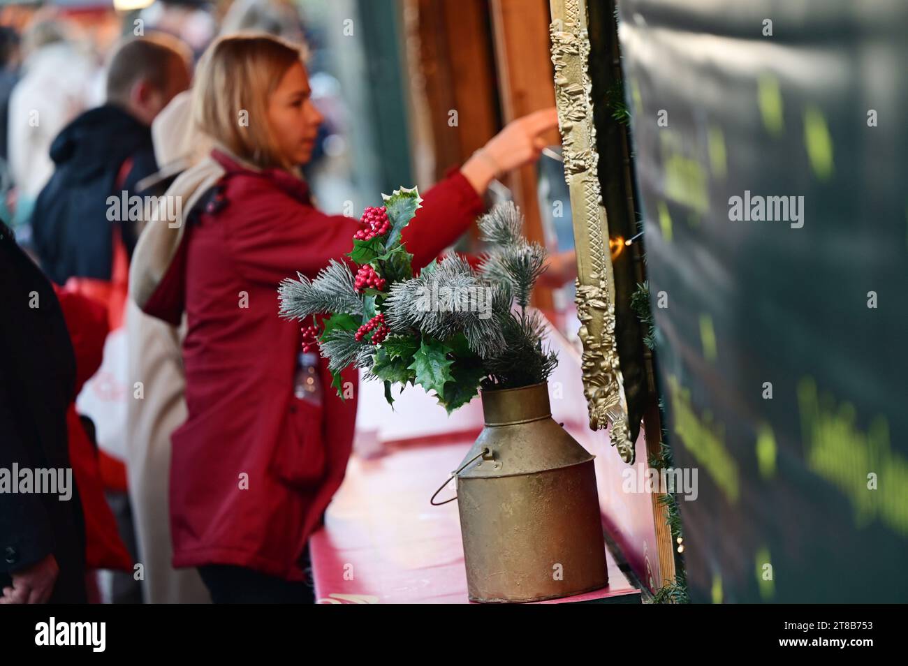 Der Weihnachts- und Neujahrsmarkt im Schloss Schönbrunn zieht jedes Jahr Zehntausende Besucher an. Stockfoto