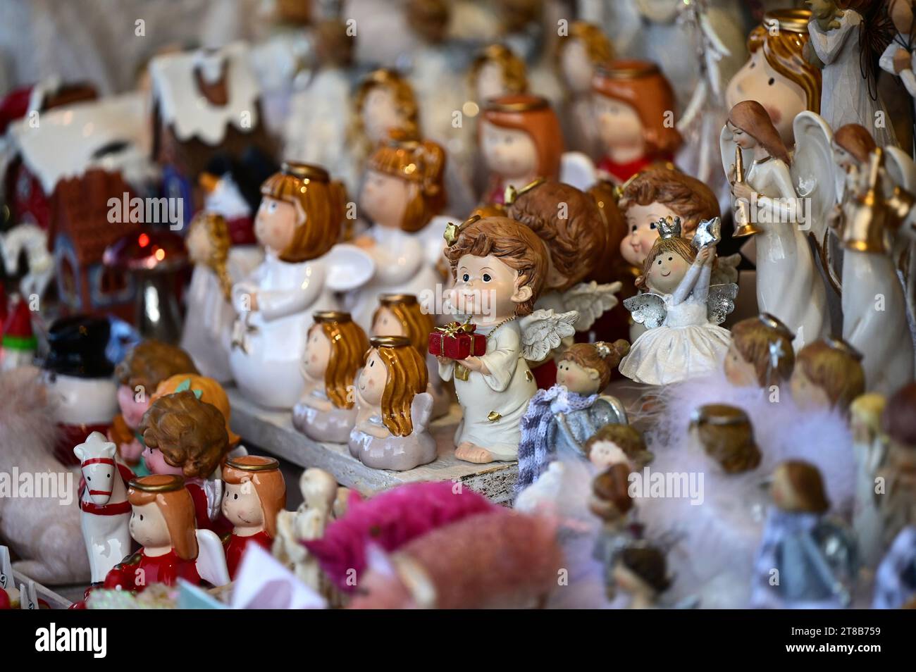 Der Weihnachts- und Neujahrsmarkt im Schloss Schönbrunn zieht jedes Jahr Zehntausende Besucher an. Stockfoto