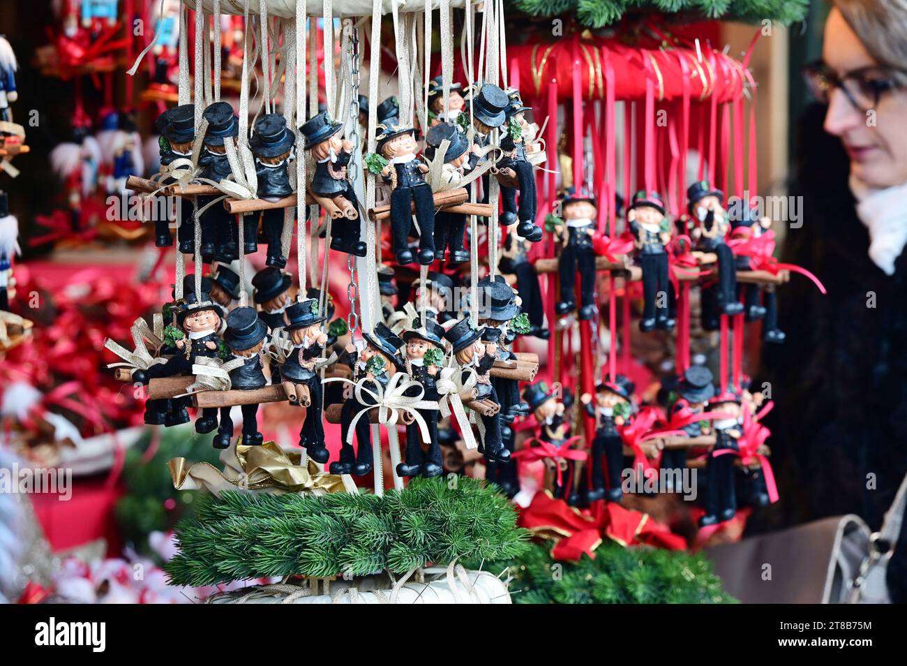 Der Weihnachts- und Neujahrsmarkt im Schloss Schönbrunn zieht jedes Jahr Zehntausende Besucher an. Stockfoto