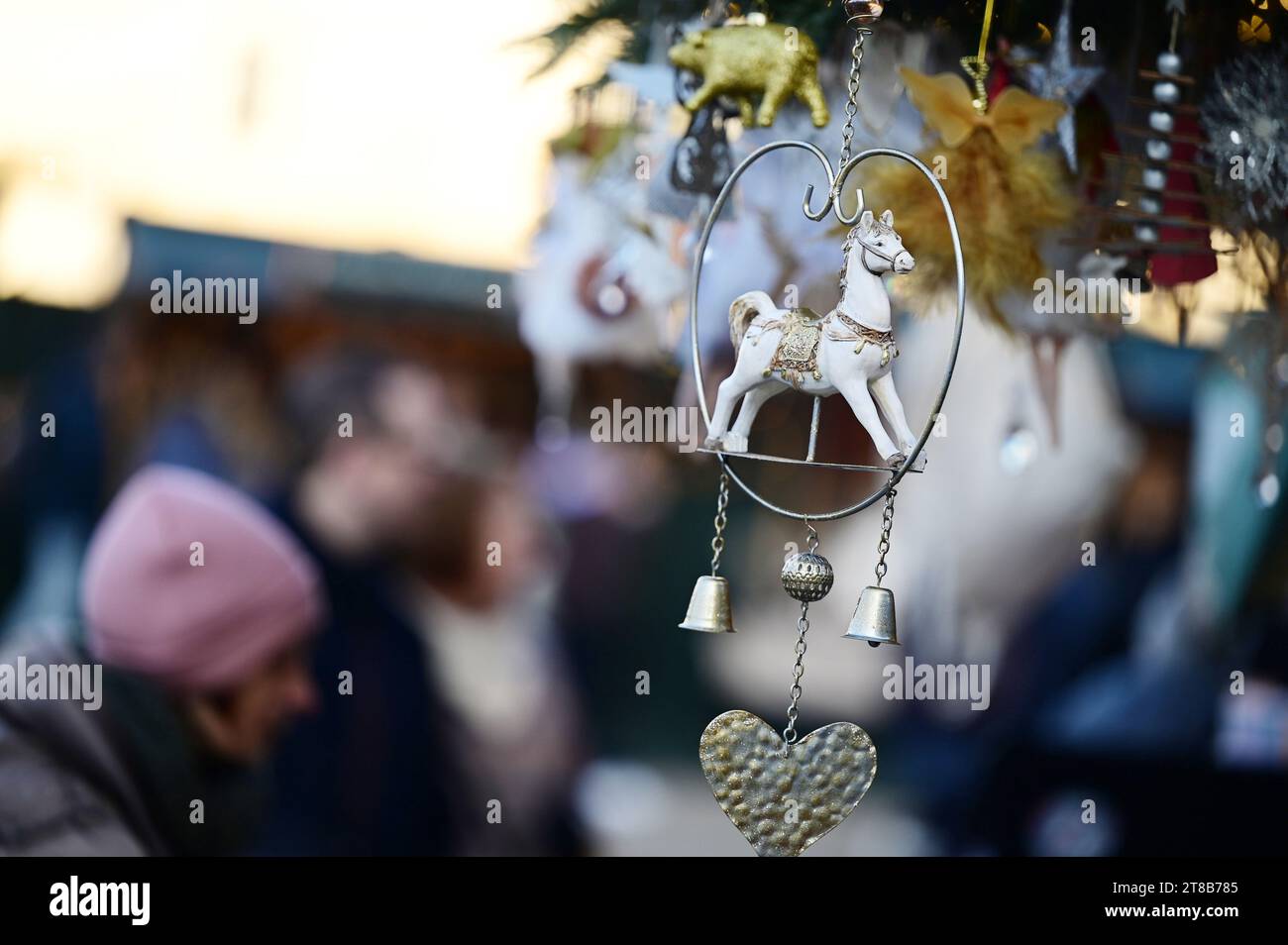 Der Weihnachts- und Neujahrsmarkt im Schloss Schönbrunn zieht jedes Jahr Zehntausende Besucher an. Stockfoto