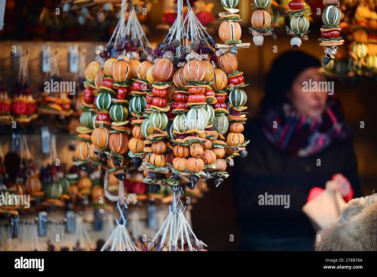 Der Weihnachts- und Neujahrsmarkt im Schloss Schönbrunn zieht jedes Jahr Zehntausende Besucher an. Stockfoto