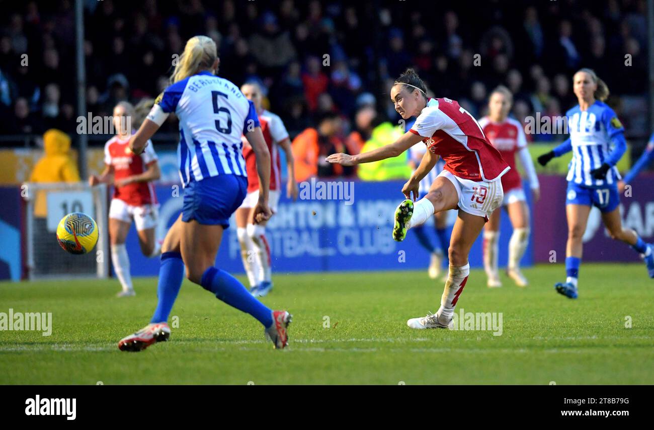 Crawley UK 19. November 2023 - Caitlin Foord of Arsenal schießt und erzielt sein zweites Tor während des Barclays Women's Super League Fußballspiels zwischen Brighton & Hove Albion und Arsenal im Broadfield Stadium in Crawley: Credit Simon Dack /TPI/ Alamy Live News Stockfoto
