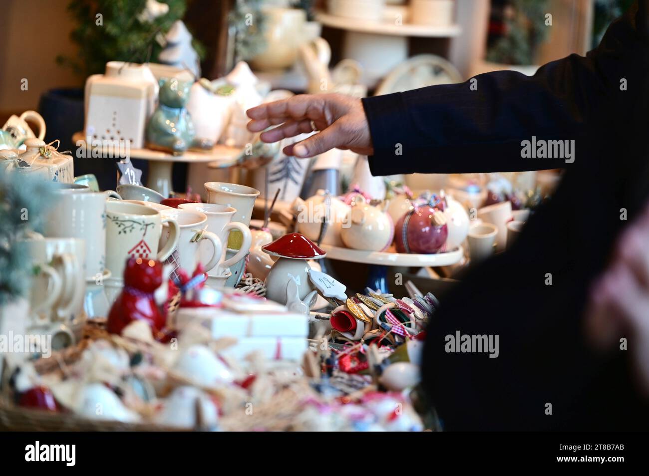 Der Weihnachts- und Neujahrsmarkt im Schloss Schönbrunn zieht jedes Jahr Zehntausende Besucher an. Stockfoto