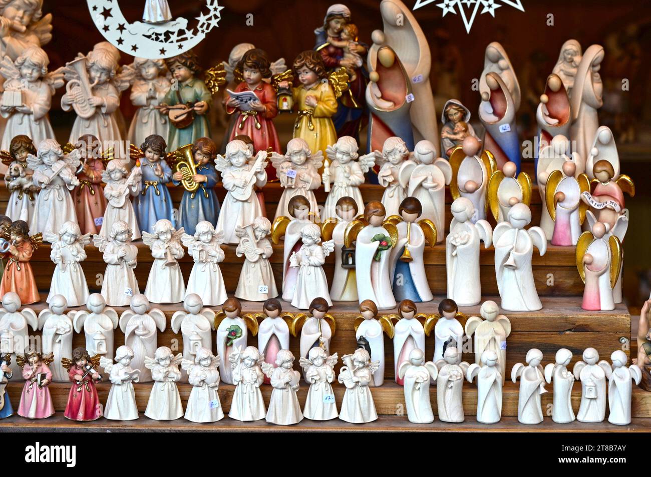 Der Weihnachts- und Neujahrsmarkt im Schloss Schönbrunn zieht jedes Jahr Zehntausende Besucher an. Stockfoto