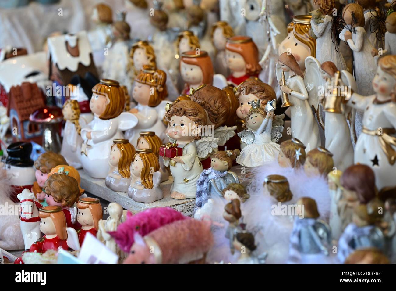 Der Weihnachts- und Neujahrsmarkt im Schloss Schönbrunn zieht jedes Jahr Zehntausende Besucher an. Stockfoto