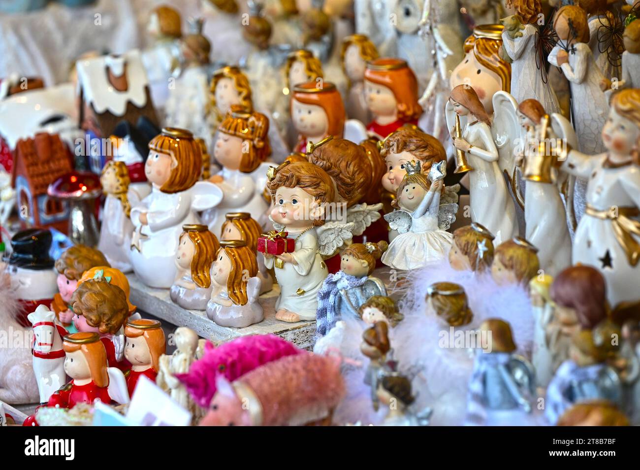Der Weihnachts- und Neujahrsmarkt im Schloss Schönbrunn zieht jedes Jahr Zehntausende Besucher an. Stockfoto