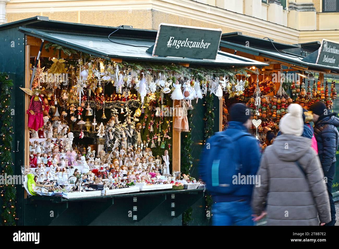 Der Weihnachts- und Neujahrsmarkt im Schloss Schönbrunn zieht jedes Jahr Zehntausende Besucher an. Stockfoto