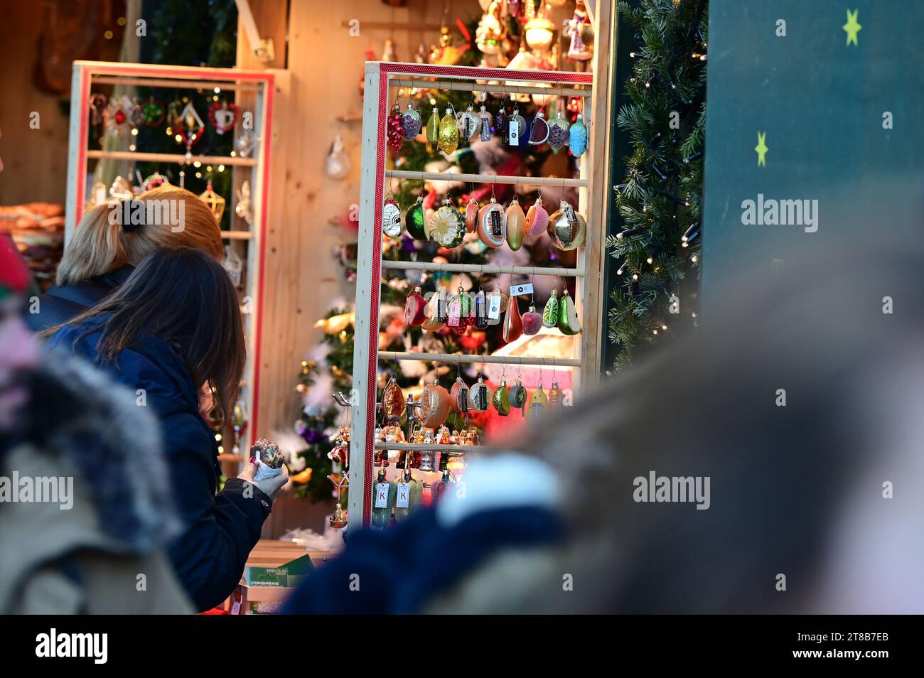 Der Weihnachts- und Neujahrsmarkt im Schloss Schönbrunn zieht jedes Jahr Zehntausende Besucher an. Stockfoto