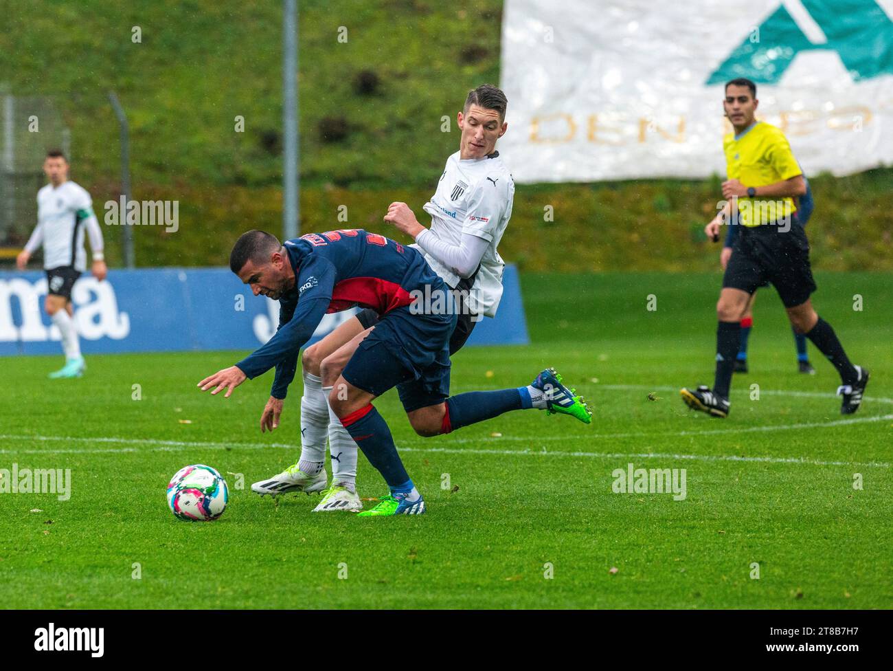 Sport, Fußball, Regionalliga West, 2023/2024, Wuppertaler SV vs. 1. FC Bocholt 1:2, Spielszene, Marco Terrazzino (WSV) links und Marko Stojanovic (FC), rechter Schiedsrichter Cengiz Kabalakli Stockfoto