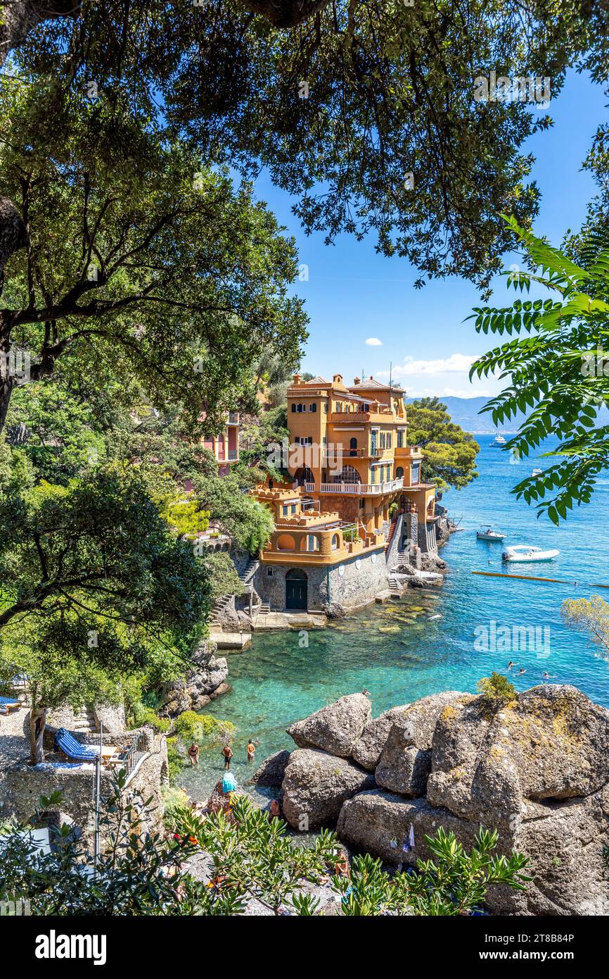 Portofino, Italien - 3. August 2023: Luxushäuser an der italienischen Küste in Portofino, Italien Stockfoto