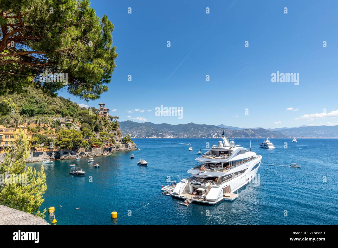 Portofino, Italien - 3. August 2023: Luxushäuser und Jachten entlang der italienischen Küste in Portofino, Italien Stockfoto
