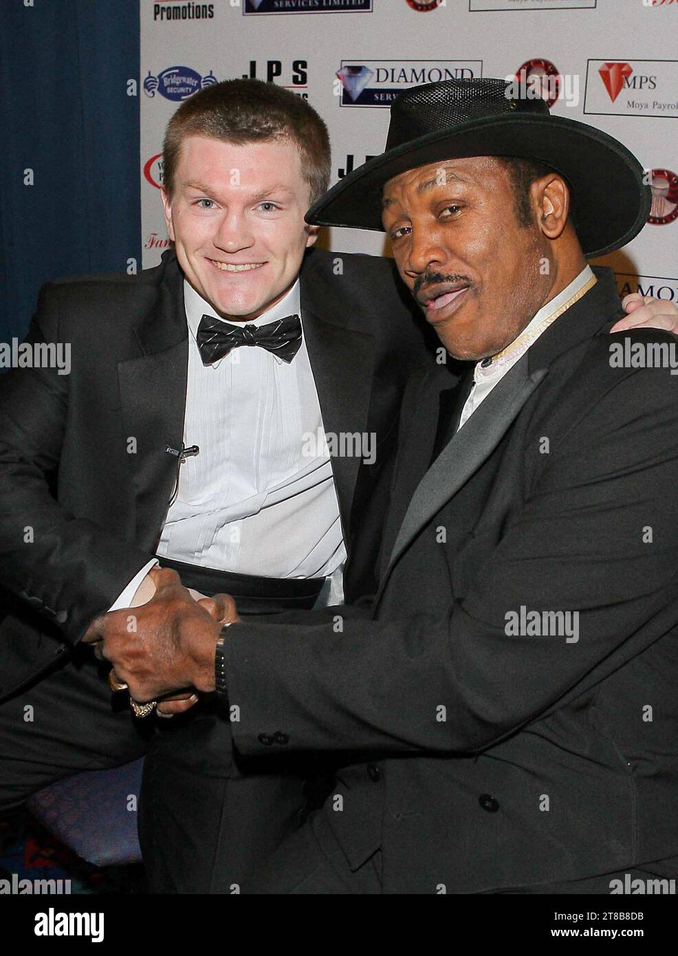 Der britische Boxer Ricky Hatton trifft auf den legendären US-Boxer Joe Frazier im Piccadilly Hotel, Manchester, UK, 2006. Stockfoto