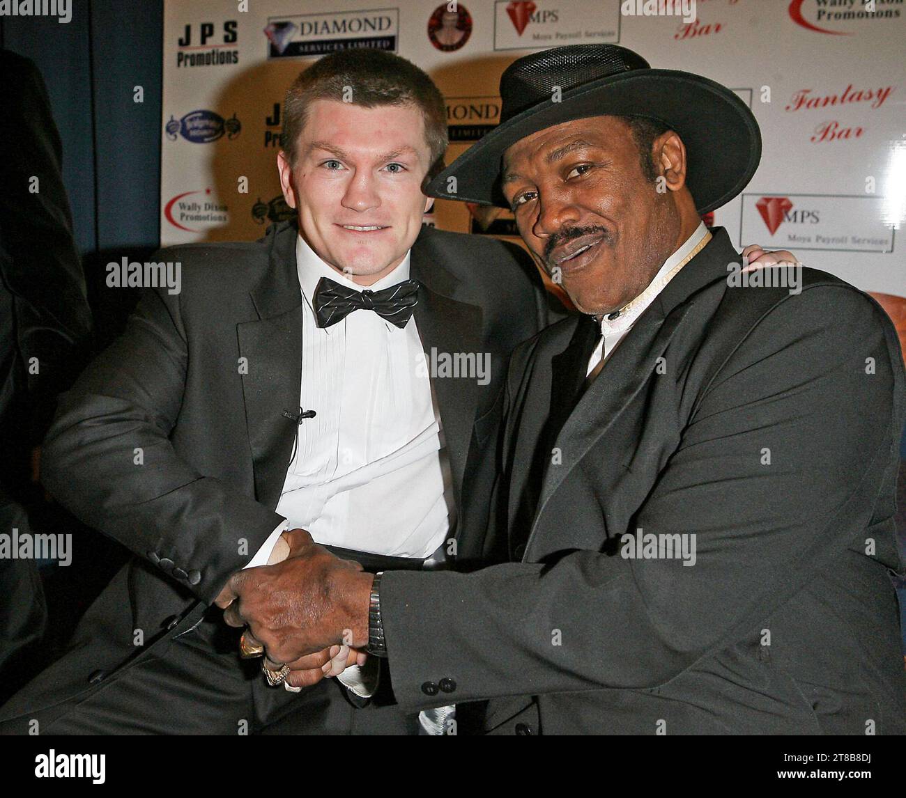 Der britische Boxer Ricky Hatton trifft auf den legendären US-Boxer Joe Frazier im Piccadilly Hotel, Manchester, UK, 2006. Stockfoto