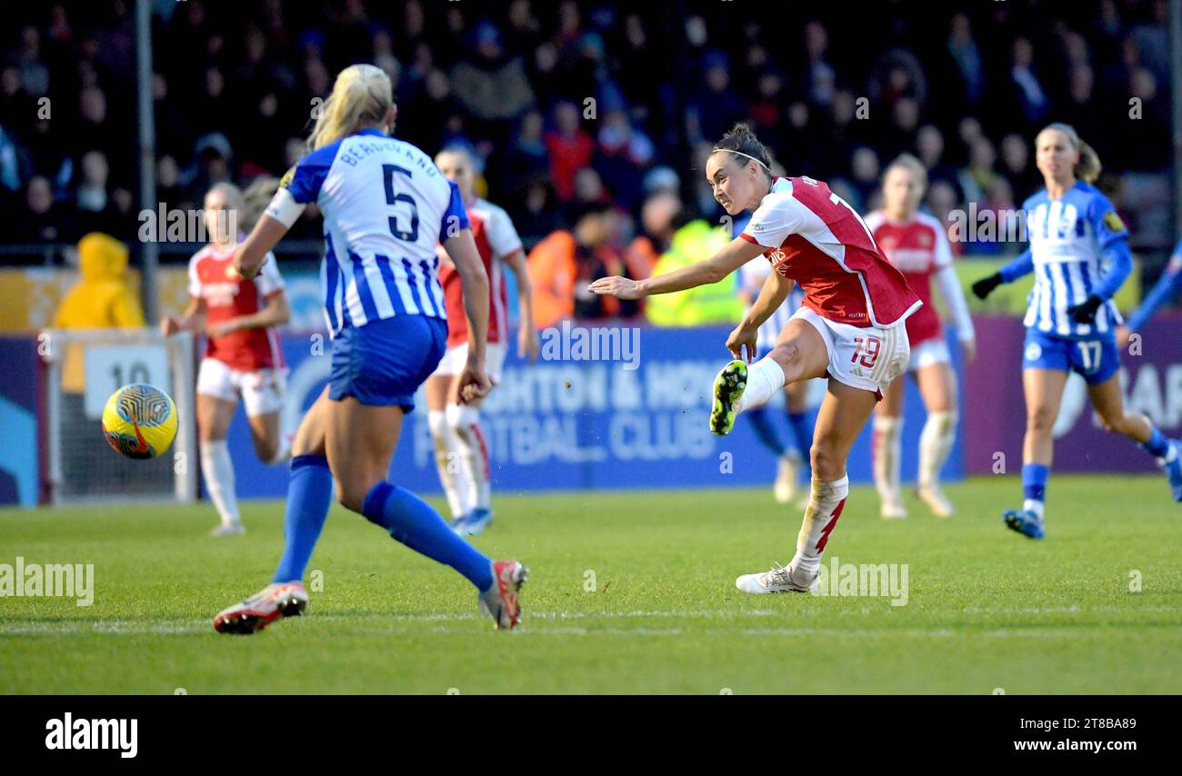 Crawley UK 19. November 2023 - Caitlin Foord of Arsenal schießt und erzielt sein zweites Tor während des Barclays Women's Super League Fußballspiels zwischen Brighton & Hove Albion und Arsenal im Broadfield Stadium in Crawley: Credit Simon Dack /TPI/ Alamy Live News Stockfoto