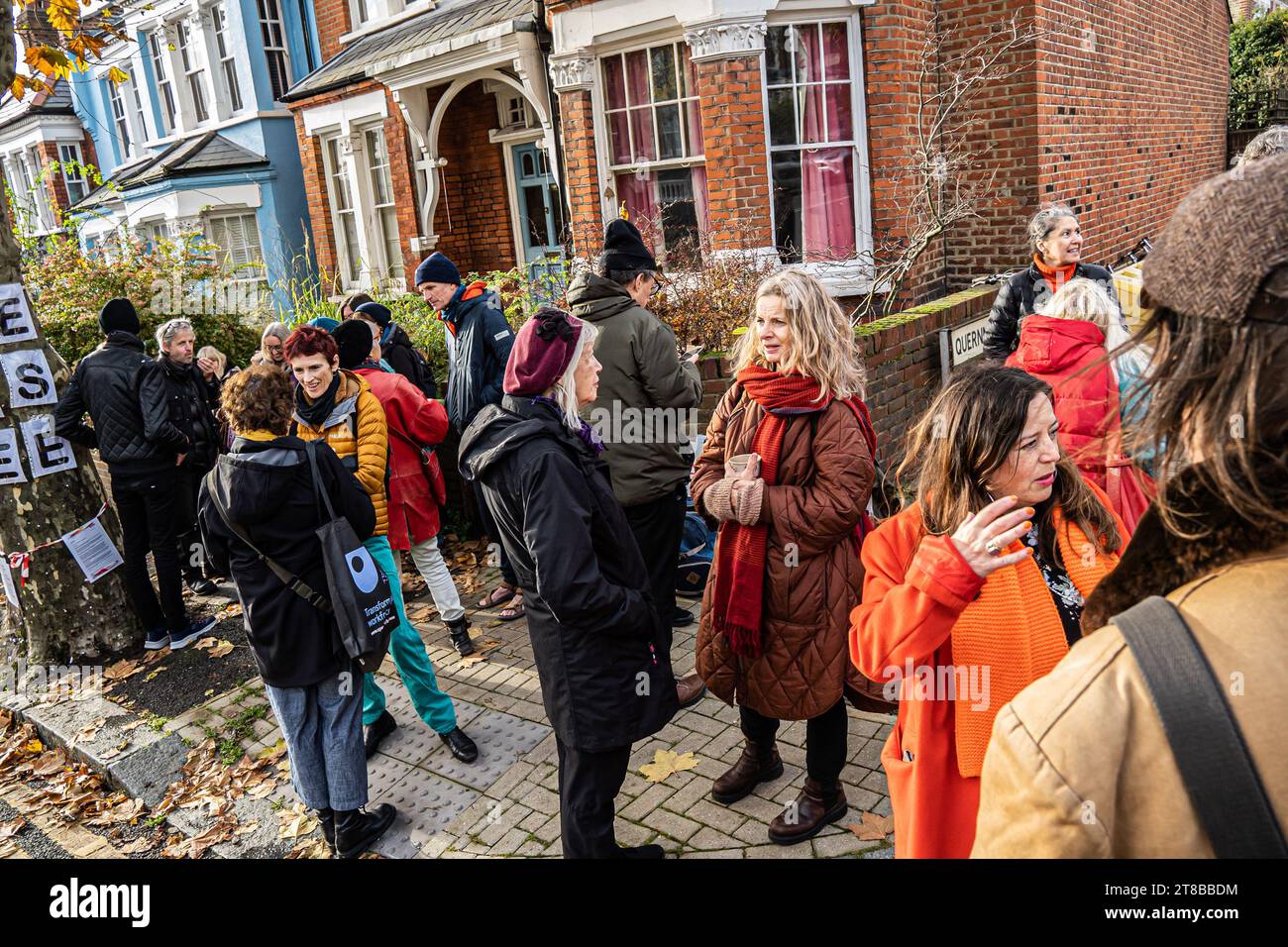 London, England, Großbritannien. November 2023. Eine Gemeindewache unter der 123 Jahre alten Platane an der Oakfield Road, die innerhalb weniger Tage vom Haringey Council gefällt werden konnte, weil die Versicherungsgesellschaften Schadenersatzansprüche geltend machten. Die 123 Jahre alte Platane an der Londoner Oakfield Road steht an vorderster Front einer Schlacht, die im März 2023 Schlagzeilen machte. Der „vollkommen gesunde“ Baum steht im Mittelpunkt eines komplexen Kampfes zwischen den multinationalen Versicherern Allianz und Aviva, dem gemeinderat und den Einwohnern, die besorgt sind über die beeindruckende Anzahl von Bäumen, die in den letzten Jahren aufgrund der Anfragen von Versicherern und Entwicklern gefällt wurden. Dieser Teil von Stockfoto