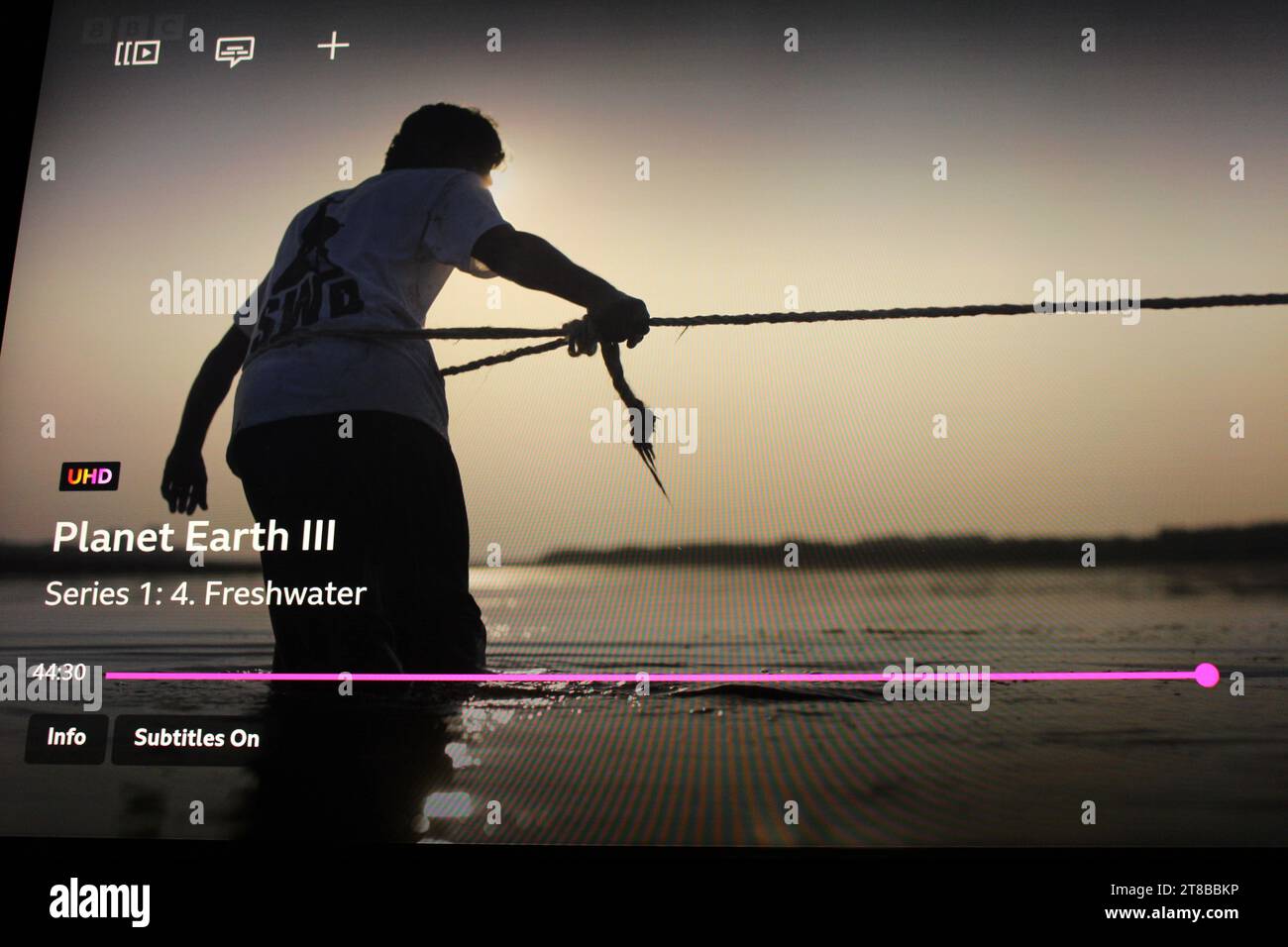 Planet Earth auf dem BBC iPlayer, der zu Hause auf einem Fernsehbildschirm (TV) angezeigt wird. Staffel 3 läuft derzeit Stockfoto