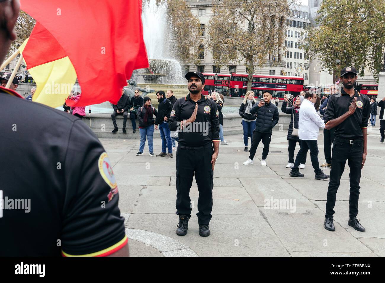 London, Großbritannien. Am 19. November 2023 versammeln sich die britischen Tamilen auf dem Trafalgar Square, tragen Tamil Tiger Flaggen und sammeln sich für einen unabhängigen Tamil Eelam. © Simon King/Alamy Live News Stockfoto