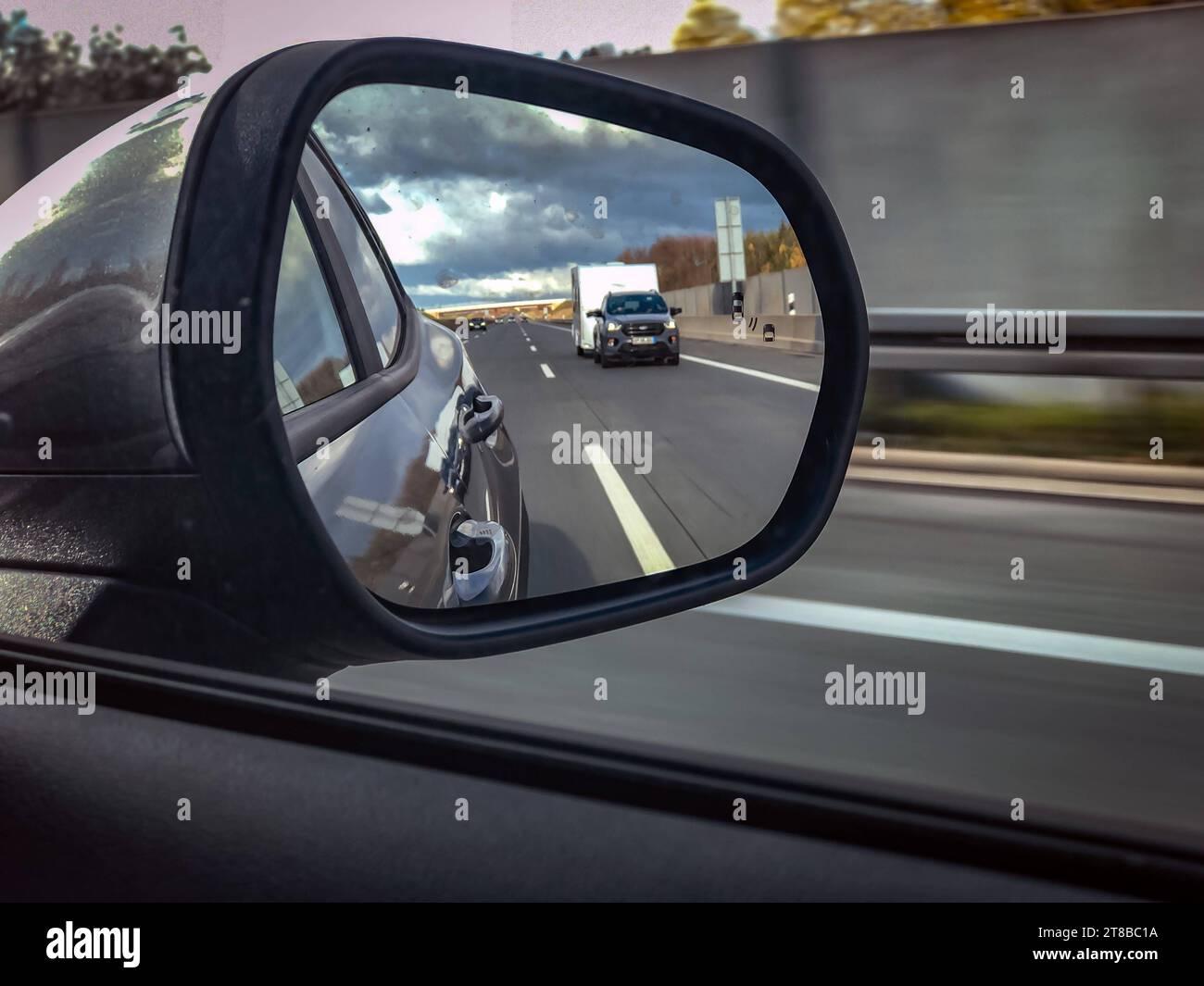 Verkehr, Straßenverkehr Blick im Rückspiegel auf Autobahn - 19.11.2023 Verkehr *** Verkehr, Straßenverkehr Ansicht im Rückspiegel auf Autobahn 19 11 2023 Verkehr Credit: Imago/Alamy Live News Stockfoto