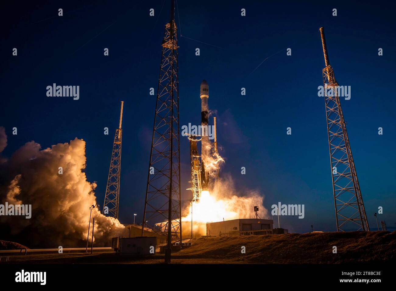 CAPE CANAVERAL, FLORIDA, USA - 17. März 2023 - Eine SpaceX Falcon 9 Rakete startet von Cape Canaveral, Florida, USA mit SES-18 und SES-19 Stockfoto