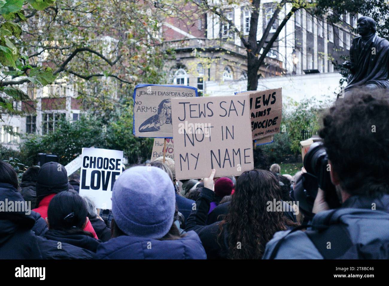 London, Großbritannien. 19. November 2023 Eine Gruppe von rund 150 jüdischen Demonstranten versammelt sich in Victoria Embankment Gardens, um sich Gehör zu verschaffen, wenn sie für den Frieden in Palästina und eine Deeskalation des seit den Ereignissen vom 7. Oktober 2023 andauernden Konflikts eintreten. Na'amod und Juden gegen Völkermord sind unter der Menge. © Simon King/Alamy Live News Stockfoto