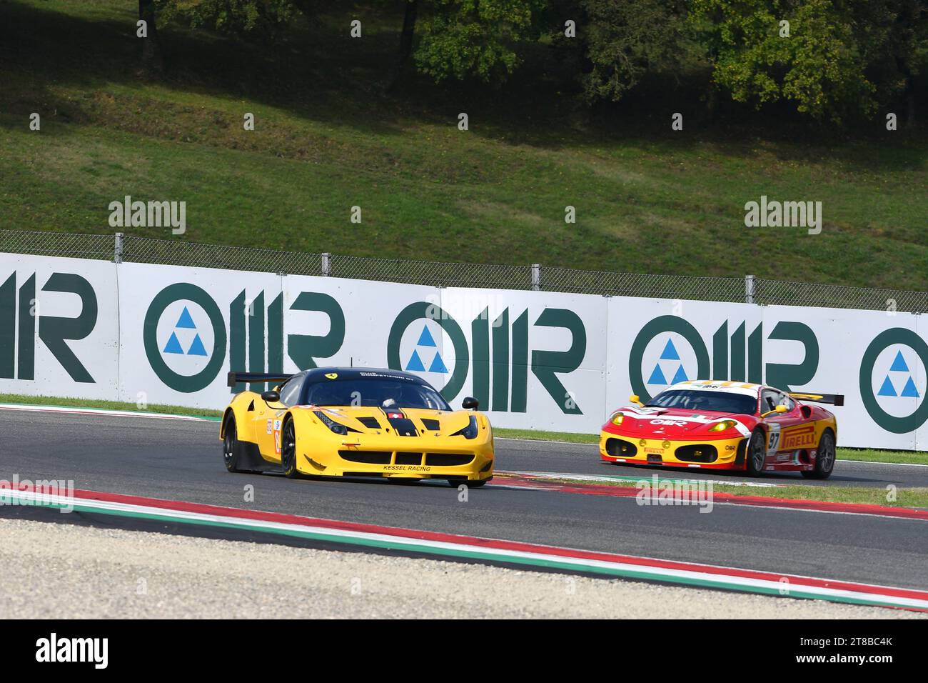 Scarperia – Italien, 28. Oktober 2023: Ferrari 458 GT2 im Einsatz auf dem Mugello Circuit während des Ferrari World Finals 2023 in italien. Stockfoto
