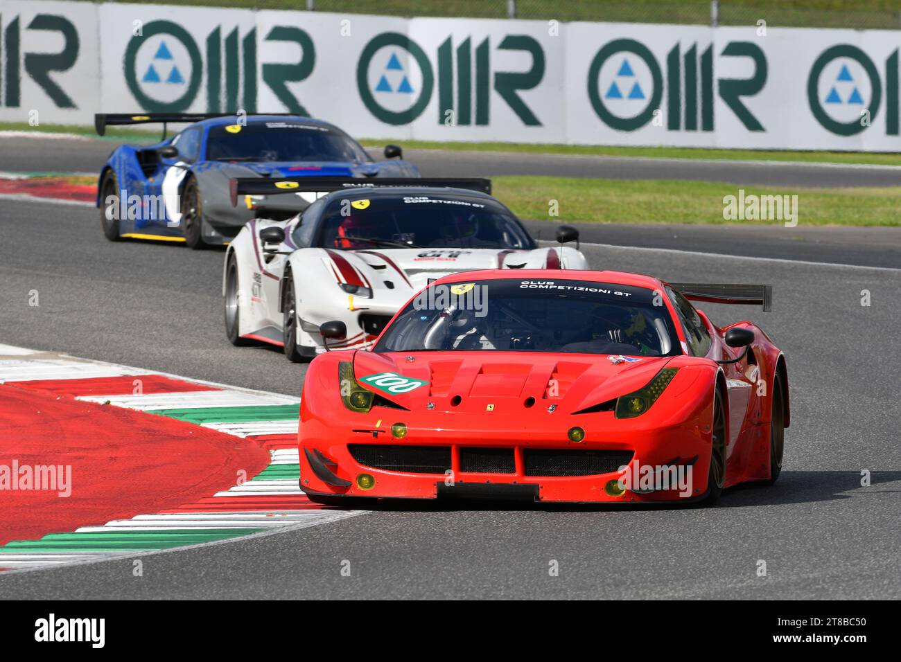Scarperia – Italien, 28. Oktober 2023: Ferrari 458 GT2 im Einsatz auf dem Mugello Circuit während des Ferrari World Finals 2023 in italien. Stockfoto
