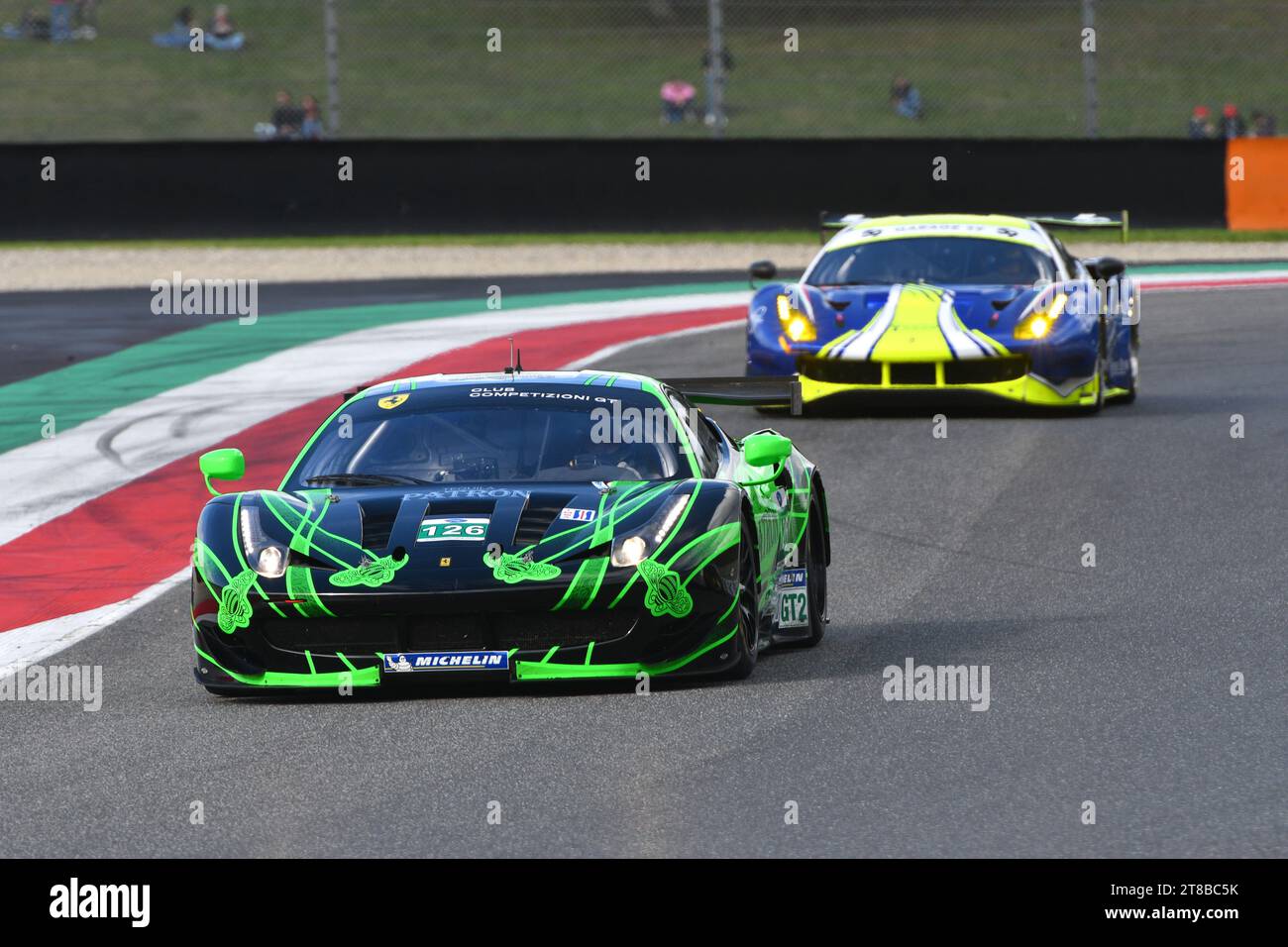 Scarperia – Italien, 28. Oktober 2023: Ferrari 458 GT2 im Einsatz auf dem Mugello Circuit während des Ferrari World Finals 2023 in italien. Stockfoto