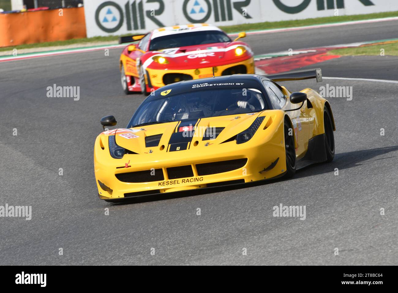 Scarperia – Italien, 28. Oktober 2023: Ferrari 458 GT2 im Einsatz auf dem Mugello Circuit während des Ferrari World Finals 2023 in italien. Stockfoto