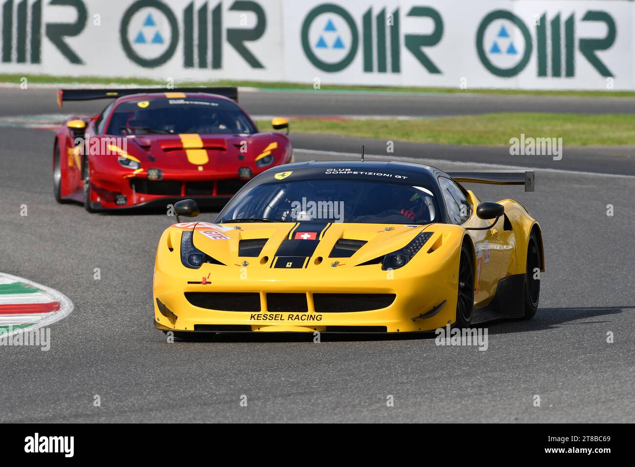 Scarperia – Italien, 28. Oktober 2023: Ferrari 458 GT2 im Einsatz auf dem Mugello Circuit während des Ferrari World Finals 2023 in italien. Stockfoto