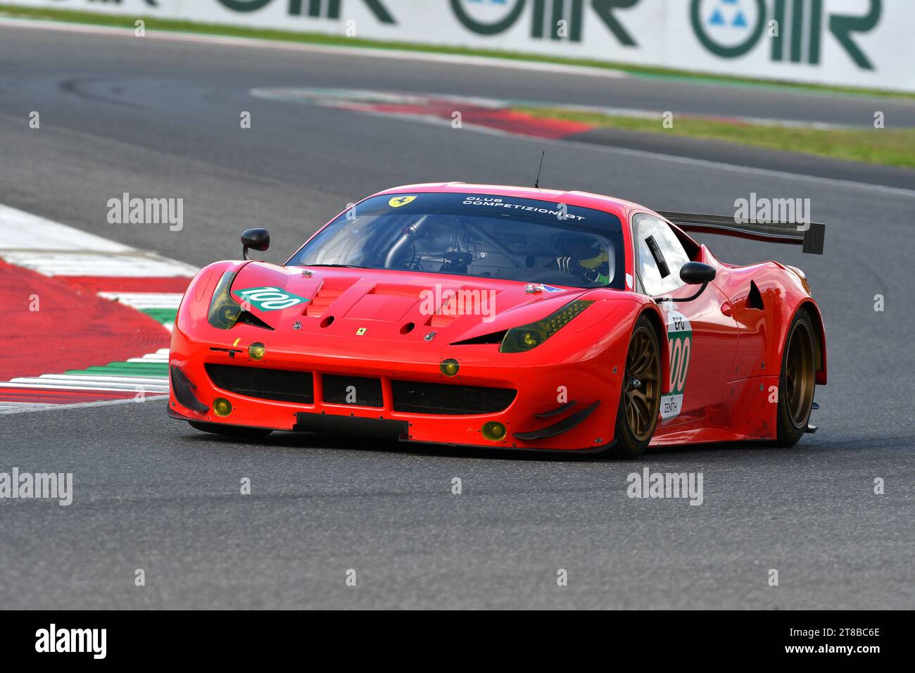 Scarperia – Italien, 28. Oktober 2023: Ferrari 458 GT2 im Einsatz auf dem Mugello Circuit während des Ferrari World Finals 2023 in italien. Stockfoto