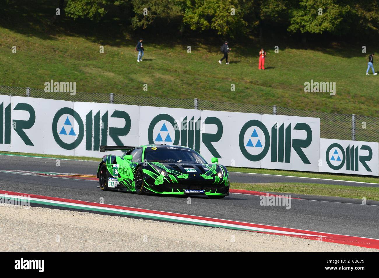 Scarperia – Italien, 28. Oktober 2023: Ferrari 458 GT2 im Einsatz auf dem Mugello Circuit während des Ferrari World Finals 2023 in italien. Stockfoto