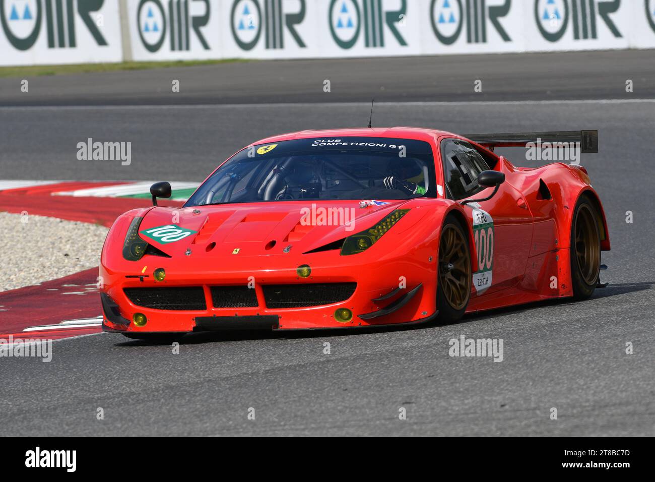 Scarperia – Italien, 28. Oktober 2023: Ferrari 458 GT2 im Einsatz auf dem Mugello Circuit während des Ferrari World Finals 2023 in italien. Stockfoto