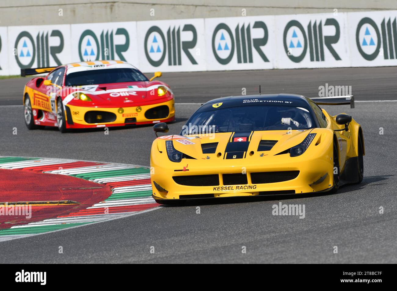 Scarperia – Italien, 28. Oktober 2023: Ferrari 458 GT2 im Einsatz auf dem Mugello Circuit während des Ferrari World Finals 2023 in italien. Stockfoto