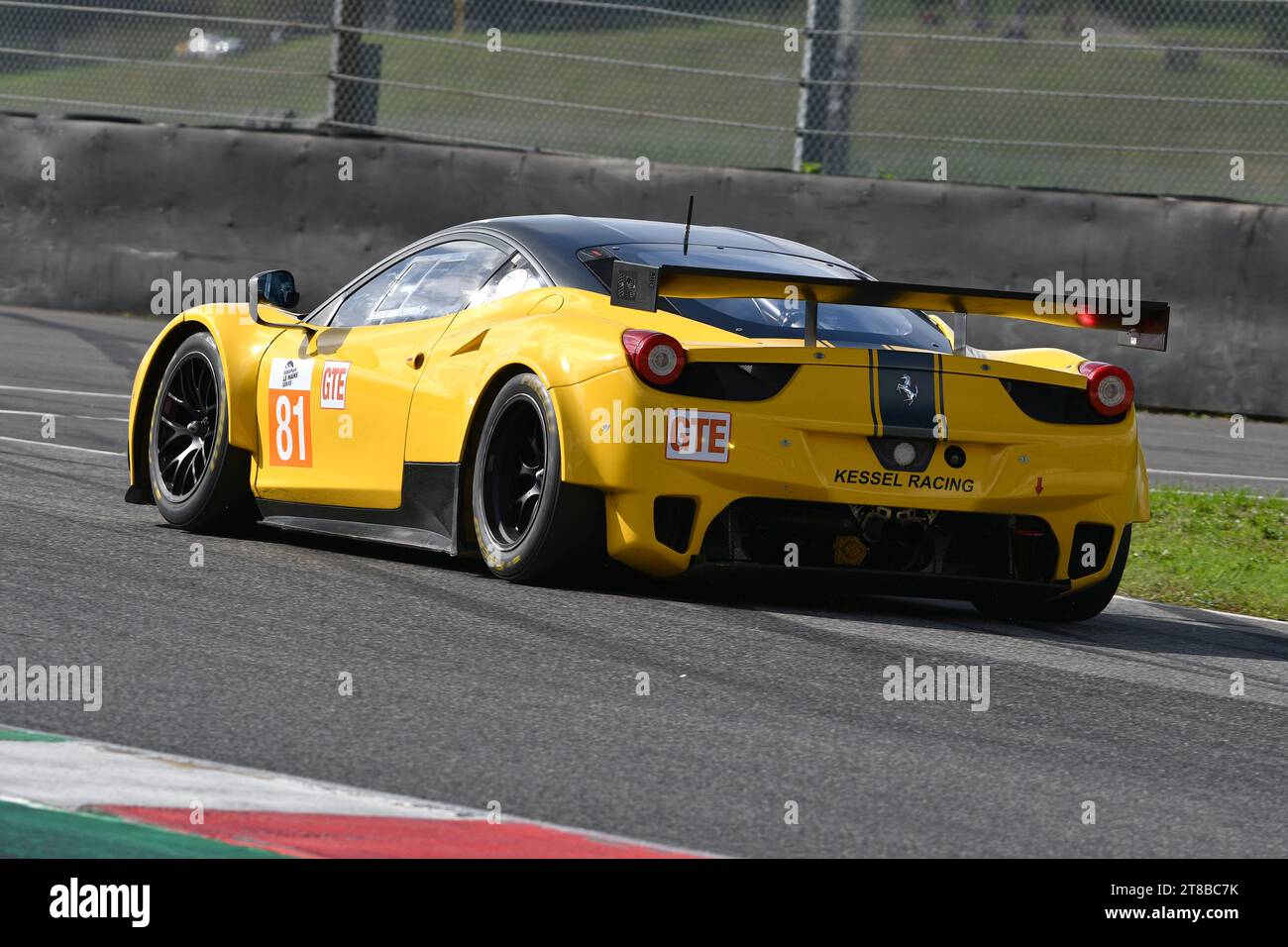 Scarperia – Italien, 28. Oktober 2023: Ferrari 458 GT2 im Einsatz auf dem Mugello Circuit während des Ferrari World Finals 2023 in italien. Stockfoto